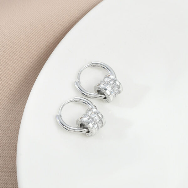 Simple Commute Oval Hollow Ear Clip Women - Image 4